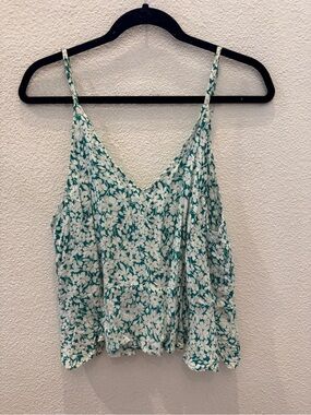 IJCDESIGNS green floral tank top w/ adjustable spaghetti straps & a v-neckline.